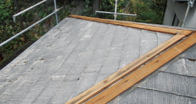 写真：既存屋根上の障害物の撤去